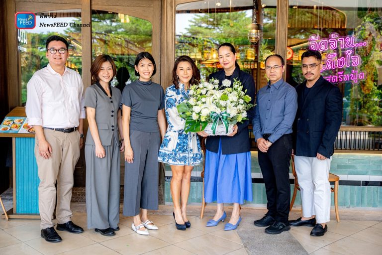 ประธานเจ้าหน้าที่บริหาร บริษัท เคอี กรุ๊ป มอบดอกไม้ร่วมแสดงความยินดีเนื่องในโอกาสเปิดร้านรส’นิยม (Ros‘niyom) ร้านอาหารไทยร่วมสมัย
